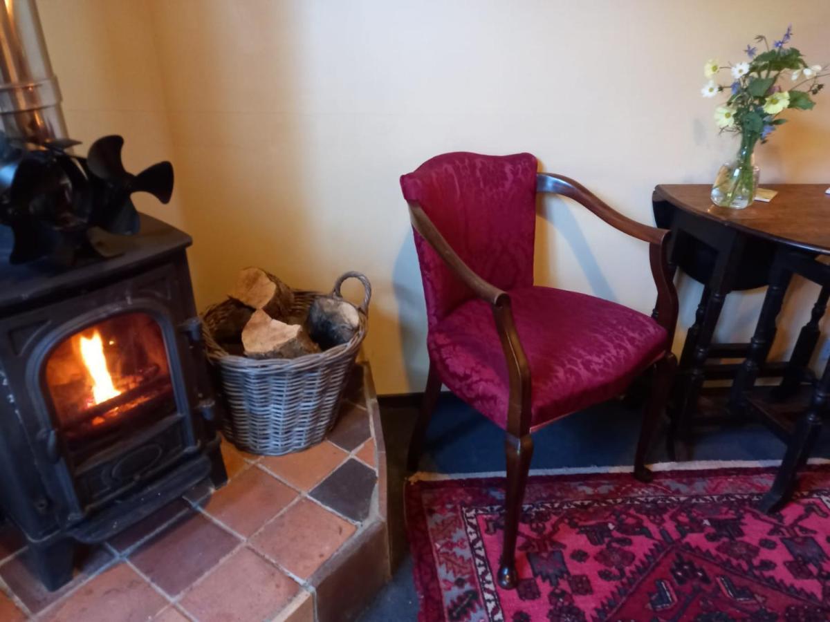 Adorable Hideaway With Log Fire And Incredible Views Séjour à la ferme Robertsbridge